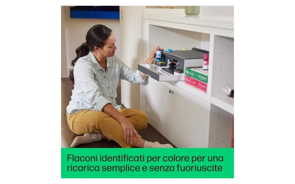 utente ricarica la stampante HP Smart Tank 5105 con flaconi di inchiostro colorati